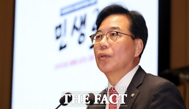 12·29 여객기 참사 진상규명을 위한 국정조사 요구서가 26일 본회의에 보고되는 가운데 송언석 국민의힘 원내대표는 한 점의 의혹도 남기지 않게 원인과 책임을 명확히 규정해야 한다고 밝혔다. 사진은 송 원내대표가 이날 오후 서울 여의도 국회에서 열린 의원총회에서 발언을 하고 있는 모습. /뉴시스