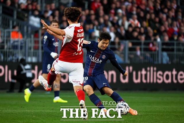 PSG의 왼쪽 미드필더로 나선 이강인(오른쪽)이 26일 브레스트와 2025~26 리그1 9라운드 원정경기에서 4경기 연속 선발 출전한 뒤 왼발 슛을 시도하고 있다./브레스트(프랑스)=AP.뉴시스