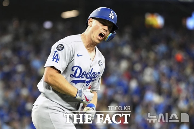 LA 다저스 윌 스미스가 26일(한국시간) 토론토와의 월드시리즈 2차전서 7회초 결승 좌월 솔로 홈런을 날린 뒤 주먹을 불끈 쥐고 있다. /토론토=AP.뉴시스