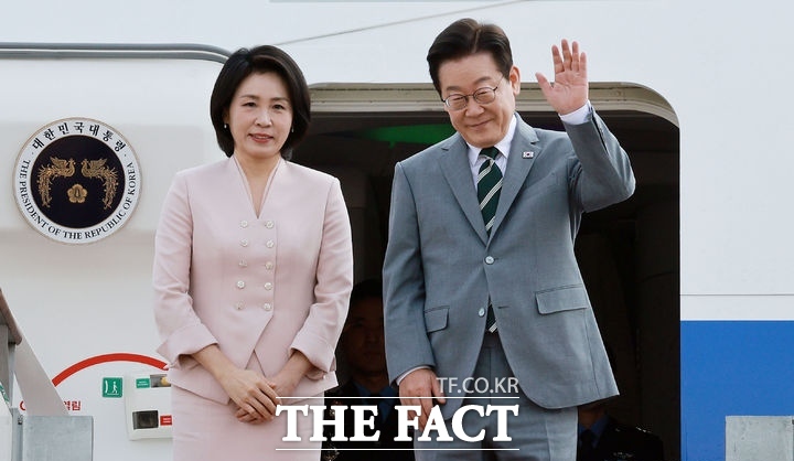 이재명 대통령의 아세안(동남아시아국가연합·ASEAN) 정상회의 참석을 앞두고 대통령실은 이재명정부의 아세안 중심 기조를 보여주는 데뷔 무대가 될 것이라고 의미를 부여했다. 이 대통령과 김혜경 여사가 말레이시아 쿠알라룸푸르에서 열리는 아세안 정상회의에 참석하기 위해 26일 경기 성남 서울공항에 도착해 공군 1호기에 탑승해 인사하고 있다. /뉴시스