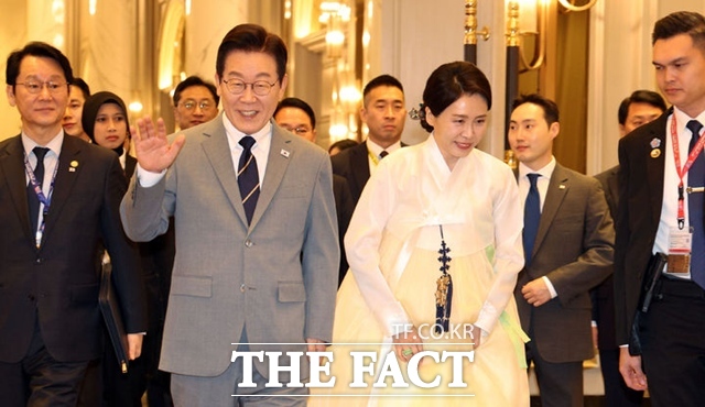 이재명 대통령과 영부인 김혜경 여사가 26일(현지시간) 말레이시아 쿠알라룸푸르 JM메리어트 호텔에서 열린 동포 만찬간담회에 입장하고 있다. /뉴시스