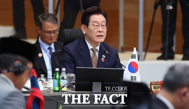 이재명 대통령이 취임 뒤 첫 아세안 정상회의 일정을 소화했다. 이재명 대통령이 27일(현지시간) 말레이시아 쿠알라룸푸르에서 열린 한-아세안 정상회의에서 발언하고 있다. /뉴시스