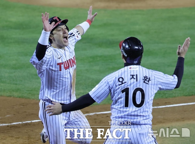 LG 트윈스 박동원이 27일 한화 이글스와의 한국시리즈 2차전서 3회말 좌월 2점 홈런을 날린 뒤 기쁨을 만끽하고 있다. /잠실=뉴시스