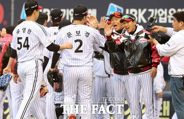 염경엽 LG 트윈스 감독이 지난 26일 서울 송파구 잠실야구장에서 열린 2025 KBO 한국시리즈 1차전 승리 후 선수들을 반기고 있다. /뉴시스