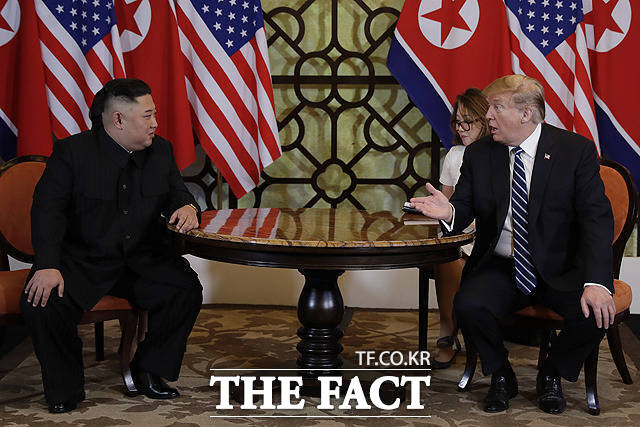 2019년 9월 김정은 북한 국무위원장(왼쪽)과 도널드 트럼프 미국 대통령이 베트남 하노이 메트로폴 호텔에서 단독정상회담을 하는 모습. /AP.뉴시스