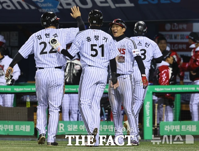LG 트윈스 홍창기 오스틴 김현수가 27일 한화 이글스와의 한국시리즈 2차전서 4회말 문보경의 우측 담장을 맞히는 2루타 때 차례로 홈을 밟았다. /잠실=뉴시스