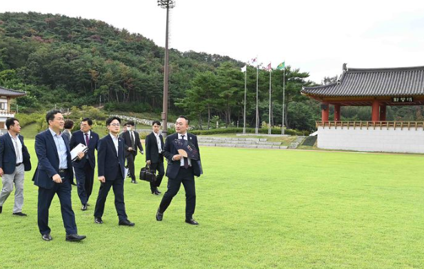 산업통상부는 아시아태평양경제협력체(APEC) 정상회의 주간 APEC CEO Summit과 부대 행사, 수출·투자 연계행사 등 다양한 경제인 행사를 개최한다고 27일 밝혔다. 사진은 지난달 18일 APEC 정상회의가 열리는 경북 경주시 예술의 전당을 점검하는 김정관 산업부 장관. / 산업부