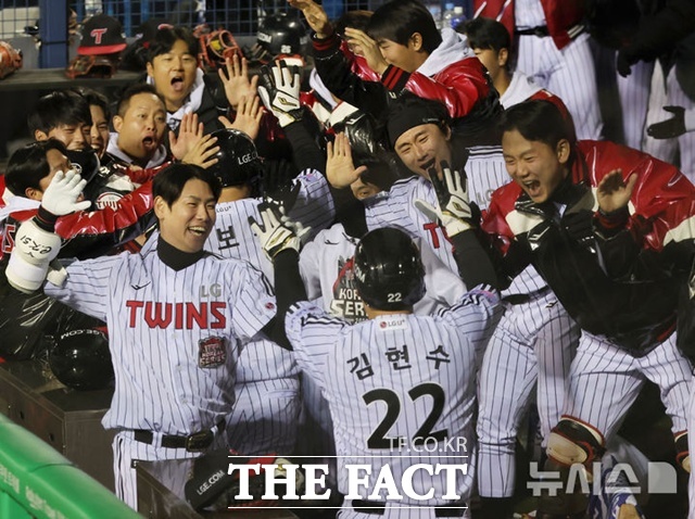 LG 트윈스의 신바람 야구가 재현됐다. LG가 27일 한화 이글스와의 한국시리즈 2차전서 13-5로 대승을 거뒀다. 축제 분위기의 LG 더그아웃. /잠실=뉴시스
