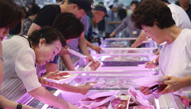 서울 서초구 양재동 농협하나로마트 양재점에서 시민들이 한우를 고르고 있다./뉴시스
