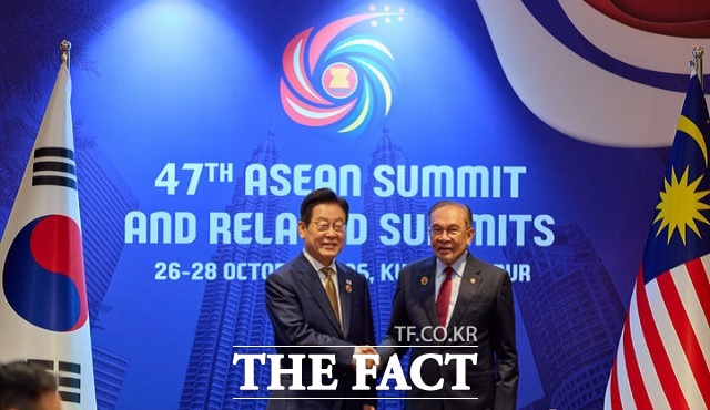 이재명 대통령과 안와르 이브라힘 말레이시아 총리가 27일(현지 시간) 말레이시아 쿠알라룸푸르 컨벤션 센터에서 한-말레이시아 정상회담에 앞서 기념촬영을 하고 있다. /뉴시스