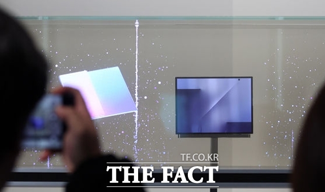 28일 경북 경주 엑스포공원 에어돔에서 열린 APEC CEO 서밋 부대행사 K-테크 쇼케이스 현장에 삼성전자 트라이폴드폰이 전시돼 있다. /뉴시스