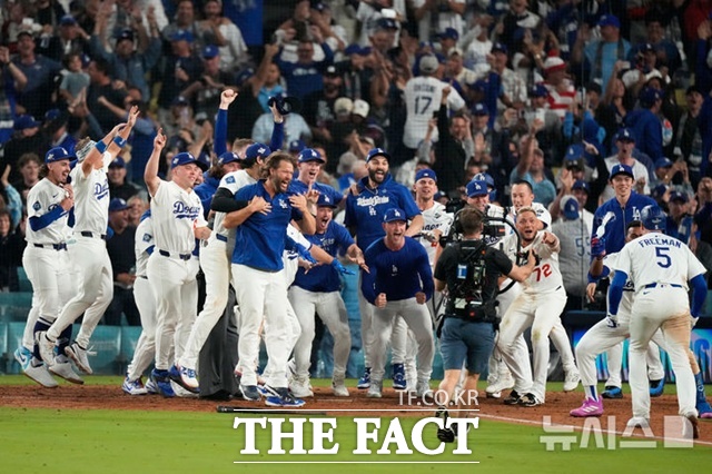 LA 다저스 프레디 프리먼이 28일(한국시간) 토론토와의 월드시리즈 3차전서 연장 18회말 결승 홈런을 날린 뒤 동료들이 기다리고 있는 홈으로 들어오고 있다. /LA=AP.뉴시스
