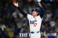  ‘오타니는 빼고 하자’, 4연속 고의볼넷에 ‘9출루’ WS 신기록…18회말 프리먼 결승 홈런 다저스 6-5 승 [WS 3차전]