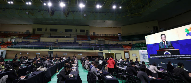 산업통상부는 29일 APEC CEO SUMMIT KOREA 2025 열리고 있는 경주 예술의 전당에서 아마존웹서비스, 르노, 앰코테크놀로지, 코닝, 에어리퀴드, 지멘헬시니어스, 유미코아 등 글로벌 7개사가 참석한 가운데 글로벌 기업 투자 파느너십 행사를 개최했다. 사진은 이날 경북 경주예술의 전당에 마련된 미디어센터. / 뉴시스