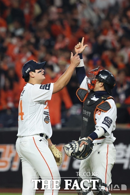 한화 투수 김서현과 포수 최재훈이 29일 LG와의 한국시리즈 3차전서 승리한 뒤 기쁨을 나누고 있다. /대전=뉴시스