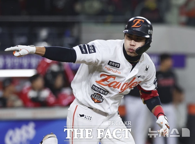 한화 심우준이 29일 LG와의 한국시리즈 3차전서 3-3인 8회말 2타점 결승타를 때린 뒤 1루측 한화 더그아웃을 바라보며 뛰어 나가고 있다. /대전=뉴시스