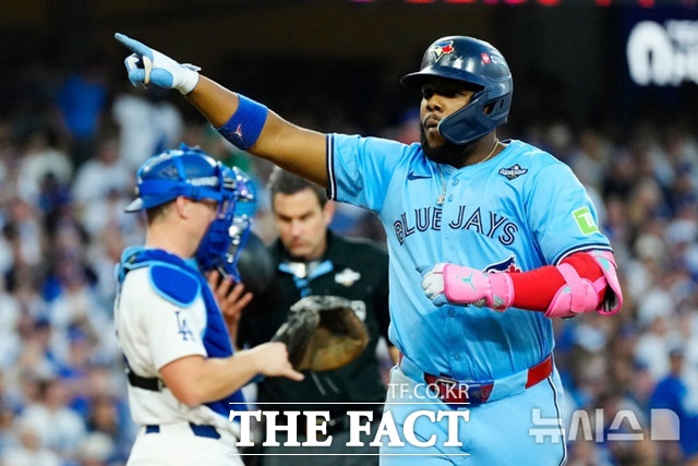 토론토 블라디미르 게레로 주니어가 29일(한국시간) LA 다저스와의 월드시리즈 4차전서 3회초 역전 좌중월 2점 홈런을 날린 뒤 홈 플레이트를 밟고 있다. /LA=AP.뉴시스