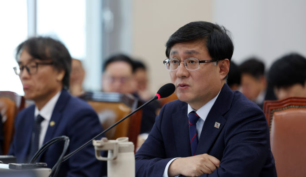 김성환 기후에너지환경부 장관이 29일 오전 서울 여의도 국회 기후에너지환경노동위원회에서 열린 국정감사에서 질의에 답하고 있다. / 뉴시스