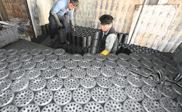 한국에너지공단은 취약계층을 대상으로 에너지바우처 신청을 받는다고 29일 밝혔다. 신청 기간은 오는 12월 31일까지며, 사용 기간은 이달부터 내년 5월 25일까지다. 사진은 지난 27일 경기 화성시 배양동 한 연탄 출하장. / 뉴시스