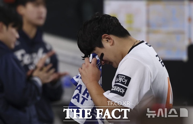 김경문 한화 감독의 김서현 '기 살리기'가 26년 만에 우승을 노리는 팀을 점점 구렁텅이로 빠트리고 있다. 김 감독이 30일 더그아웃에서 깊은 상념에 잠겨 있다. /대전=뉴시스