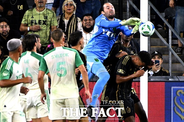 손흥민을 비롯한 LAFC 선수들의 슛을 잇따라 막아내고 있는 오스틴 골키퍼 브래드 스투버./LA=AP.뉴시스