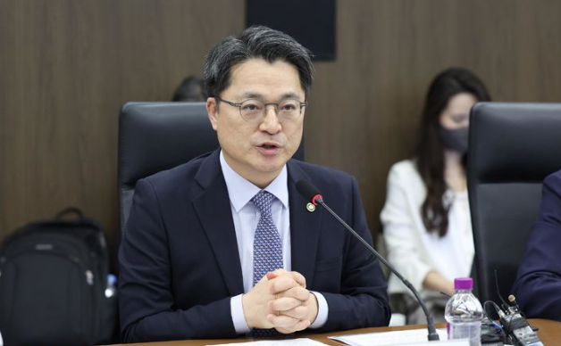 산업통상부는 오는 31일까지 최대 외국인투자 유치 행사인 인베스트 코리아 서밋(IKS)을 서울 그랜드 인터콘티넨탈 파르나스 호텔에서 개최한다고 30일 밝혔다. 사진은 지난 16일 희토류 공급망 대응회의를 주재하고 있는 문신학 산업부 차관. / 산업부