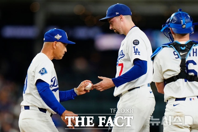 다저스 선발 투수 블레이크 스넬이 30일(한국시간) 토론토전에서 7회초 2사 후 마운드를 내려가고 있다. 스넬은 1차전에 이어 또 패전투수가 됐다. /LA=AP.뉴시스