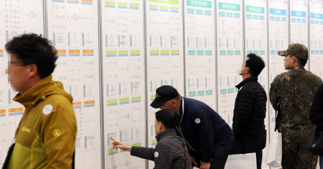 고용노동부는 30일 9월 사업체 노동력조사 결과를 발표했다. 사진은 지난 27일 열린 부산 해운대구에서 열린 잡(JOB) 페스티벌 모습./뉴시스