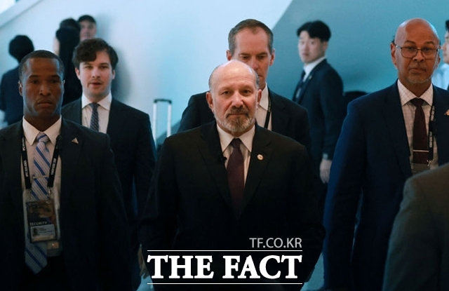 하워드 러트닉 미국 상무장관(가운데)이 지난 29일 경북 경주 예술의 전당에서 열린 한미 비즈니스 라운드 테이블에 참석하고 있다. /뉴시스