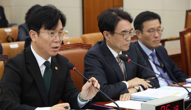 김영훈 고용노동부 장관이 30일 오전 서울 여의도 국회 기후에너지환경노동위원회에서 열린 고용노동부 등 종합감사에서 의원 질의에 답변하고 있다. / 뉴시스