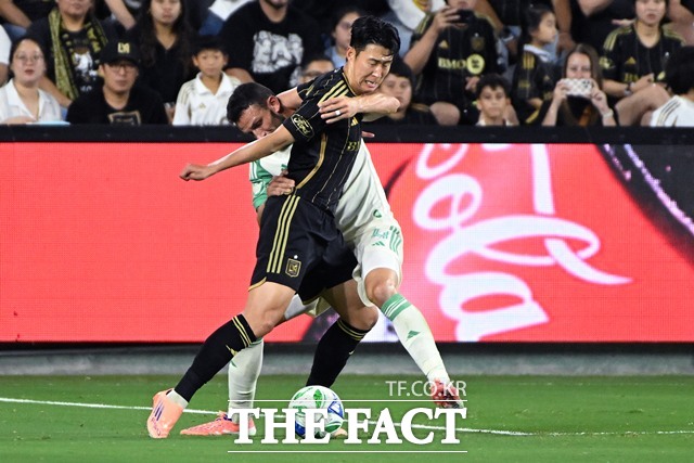 오스틴의 거친 수비를 받고 있는 LAFC의 공격수 손흥민./LA=AP.뉴시스