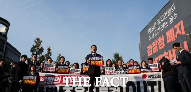 국민의힘 위헌정당 해산심판 위험 불씨가 되살아나고 있다. 사진은 장동혁 국민의힘 대표가 30일 서울 서초구 조은석 특검사무실이 위치한 서울고등검찰청 인근에서 열린 국민의힘 긴급 현장 의원총회에서 규탄 발언을 하고 있는 모습. /뉴시스