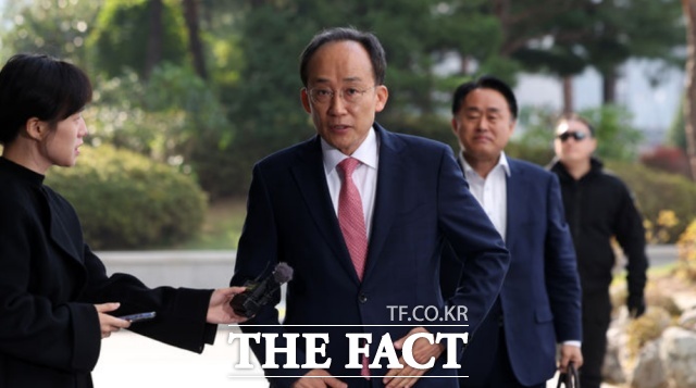 추 의원 혐의가 입증돼 재판에 넘겨진다면 위헌정당 해산심판 청구로 이어질 수도 있다. 사진은 추경호 국민의힘 의원이 30일 서울 서초구 서울고등검찰청에 위치한 조은석 내란특검에서 진행되는 1차 피의자 소환조사에 출석하고 있는 모습. /뉴시스