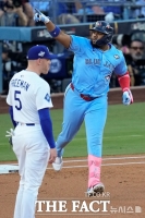  토론토, 32년 만의 WS 우승에 1승 남았다…신인 예세비지 역투, 다저스 스넬 또 무너져 [WS 5차전]