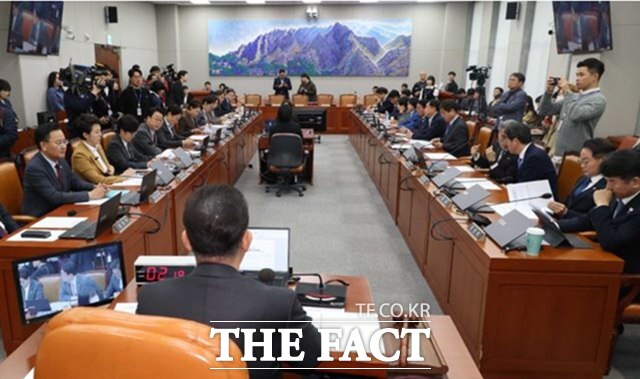 여야가 김현지 대통령실 제1부속실장의 국감 출석 문제를 두고 공방을 벌였다. 사진은 김병기 국회 운영위원장이 지난달 29일 국회에서 열린 운영위 전체회의를 주재하는 모습. /뉴시스