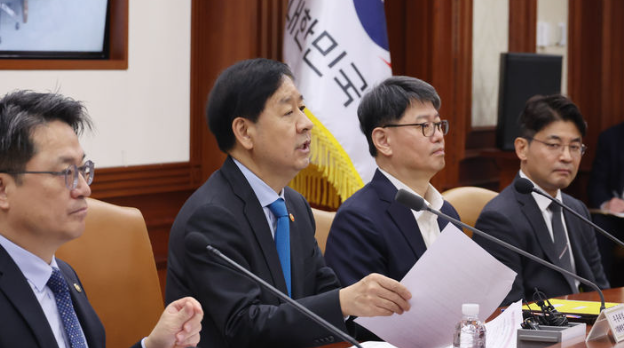 구윤철 경제부총리 겸 기획재정부 장관(가운데)이 31일 오전 서울 종로구 정부서울청사에서 열린 제6차 공급망안정화위원회에 참석해 발언하고 있다. / 뉴시스