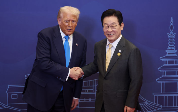 이재명 대통령(오른쪽)이 지난달 29일 경북 경주 힐튼호텔 그랜드볼룸에서 열린 대통령 주최 정상 특별만찬에서 도널드 트럼프 미국 대통령을 영접하고 있다. 대통령실통신사진기자단