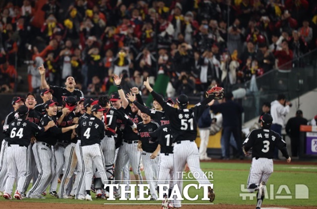 LG 트윈스 선수들이 31일 대전 중구 한화생명볼파크에서 열린 2025 KBO 한국시리즈 5차전 LG 트윈스와 한화 이글스의 경기에서 4-1로 승리하며 우승을 확정 지은 뒤 기뻐하고 있다./대전=뉴시스