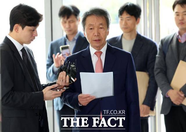 김용원 국가인권위원회 상임위원이 31일 오후 서울 서초구 순직해병 특검팀(이명현 특별검사) 사무실에서 진행되는 피의자 소환조사에 출석하며 입장을 전하고 있다. 2025.10.31./뉴시스