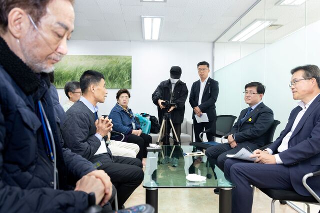 김성환 기후에너지환경부장관이 31일 서울역 인근 제분협회빌딩에서 열린 가습기살균제피해자 소통공간 개소식에 참석해 피해자들과 대화하고 있다. / 기후부