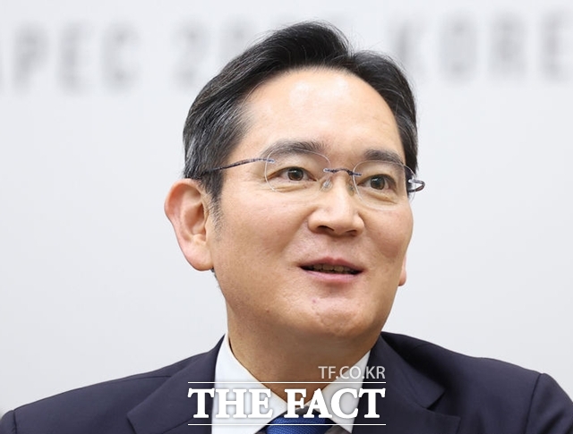 이재용 삼성전자 회장이 31일 오후 APEC 정상회의 장소인 경북 경주 화백컨벤션센터에서 만들어진 이재명 대통령과 젠슨 황 엔비디아 CEO의 접견 자리에 동석해 발언하고 있다. /뉴시스
