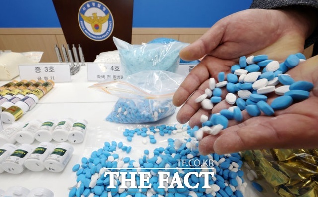 발기부전 치료제인 비아그라는 마법의 푸른약, 20세기 최고의 발명품이라는 찬사를 받았다. 그러나 치료제가 아닌 성능 향상제라는 인식 때문에 건강한 남성들의 오남용, 위조약 등이 사회적 문제도 불거졌다. 사진은 기사와 관련 없음. /뉴시스