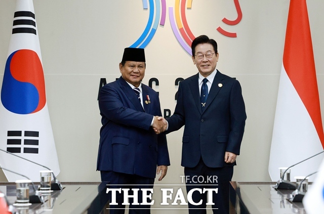 이재명 대통령이 1일 경북 경주화백컨벤션센터에서 프라보워 수비안토 인도네시아 대통령과 정상회담을 갖고 기념촬영을 하고 있다. /뉴시스