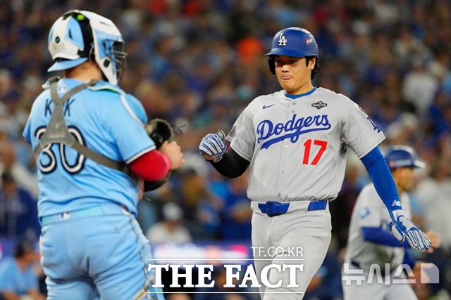 LA 다저스 오타니 쇼헤이가 1일(한국시간) 토론토와의 월드시리즈 6차전서 3회초 볼넷으로 나간 뒤 무키 베츠의 안타 때 홈을 밟고 있다. /토론토=AP.뉴시스