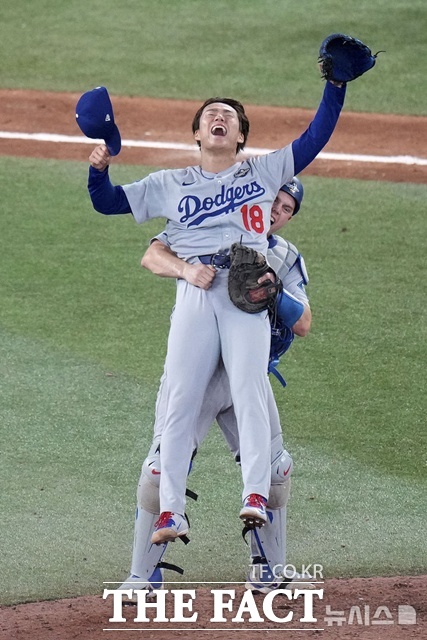 LA 다저스가 월드시리즈 2연패를 달성했다. 승리가 확정되는 순간 다저스 포수 윌 스미스가 야마모토를 번쩍 들어 올리고 있다. /토론토=AP.뉴시스