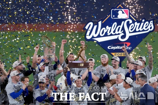 토론토를 누르고 월드시리즈 2연패에 성공한 다저스 선수들이 우승 트로피를 들어 올리고 있다. 가운데 트로피를 들고 있는 선수가 MVP에 선정된 야마모토 요시노부. /토론토=AP.뉴시스