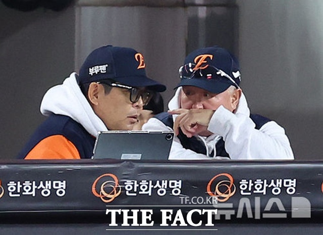 한화 이글스의 김경문 감독(오른쪽)과 양상문 투수 코치. 26년 만에 우승에 도전한 한화가 LG 트윈스에 허망하게 패한 데는 이 둘의 책임이 절대적이다. /뉴시스