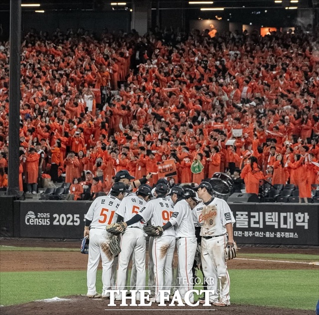 한화 이글스의 열성 팬들은 이번 시즌 내내 아낌없는 응원을 보냈다. 그러나 한국시리즈에서 자멸에 가까운 패배를 당하자 펑펑 울었다. /뉴시스