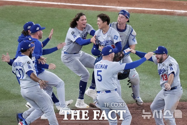 LA 다저스 선수들이 2일(한국시간) 토론토와의 월드시리즈 7차전에서 5-4로 승리해 우승이 확정되는 순간 그라운드에 몰려 나와 기쁨을 만끽하고 있다. /토론토=AP.뉴시스