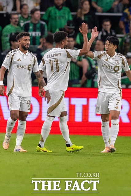 오스틴과 플레이오프 1라운드 1차전 전반 21분 선제골을 터뜨린 손흥민(오른쪽). 맨 왼쪽은 어시스트를 한 드니 부앙가./오스틴=AP.뉴시스